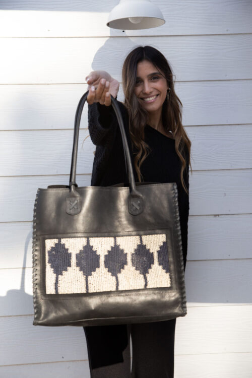 <p><strong>Tote Bag Pampa Black en Cuero y Chaguar — Espacio Macedo</strong></p>
